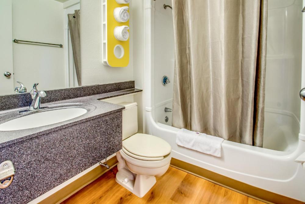 Queen Room - Disability Access - Non-Smoking interior